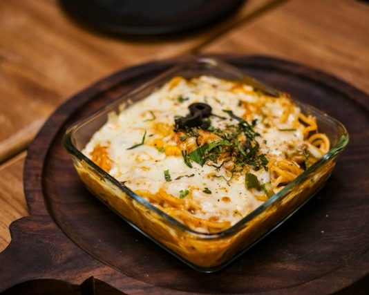 Sajtos-tejfölös rakott tészta (fagyasztható)