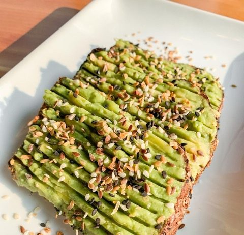 Tonhalas avokádókrém pirítóson