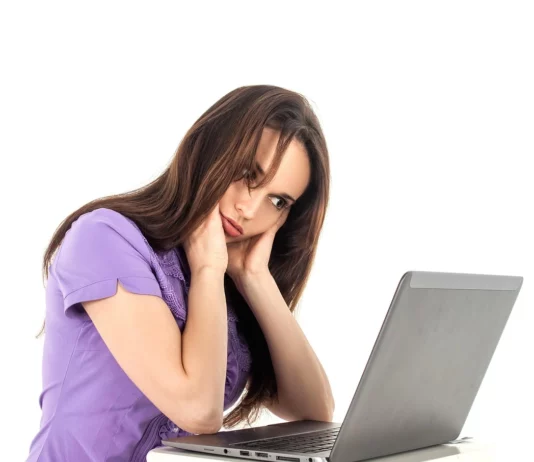 Gépelünk, görnyedünk, fájunk. Az ülőmunka rejtett ára Ülőmunka