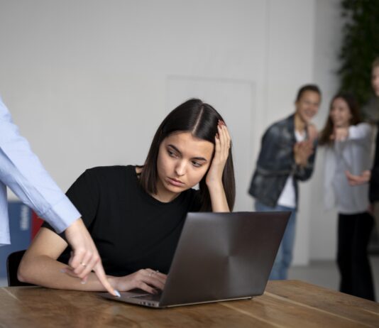 Ez a toxikus munkakörnyezet 4 olyan jele, amit nem szabad figyelmen kívül hagynod Freepik