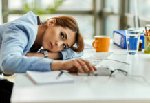 Ez történik az agyaddal munka közben, ha kevesebb mint 6 órát alszol éjszakánként