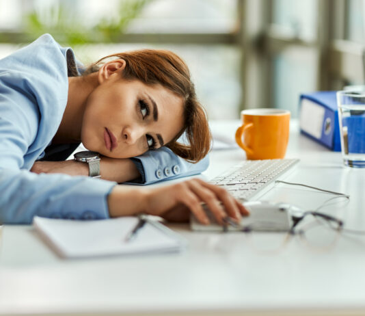 Ez történik az agyaddal munka közben, ha kevesebb mint 6 órát alszol éjszakánként